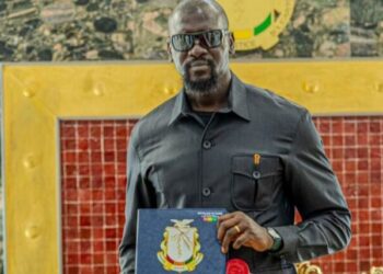 Le président Mamadi Doumbouya reçoit le symbole souveraineté 