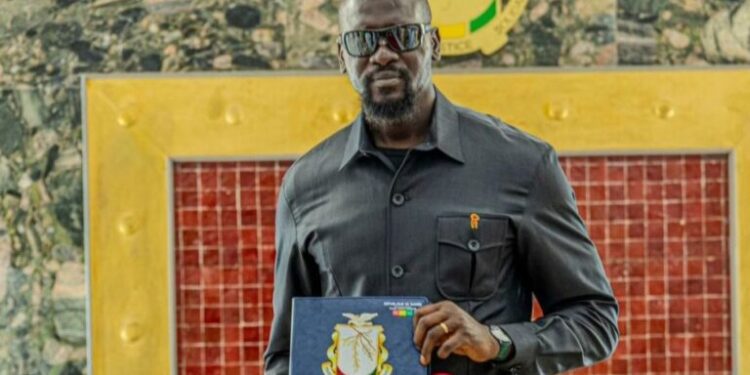 Le président Mamadi Doumbouya reçoit le symbole souveraineté